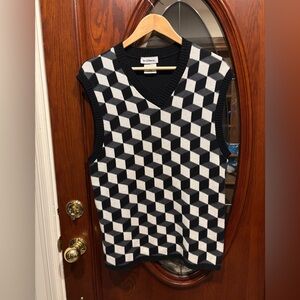 le chateau Black and White 3D Pattern V-Neck Sweater Vest